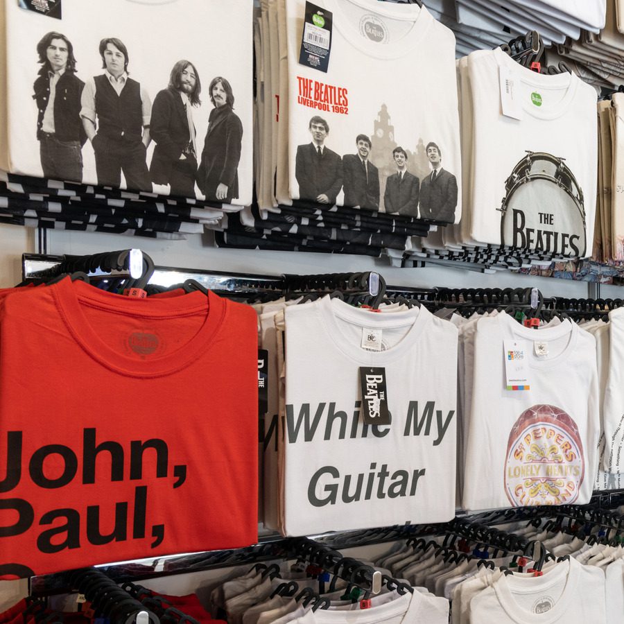 T-shirts uit de Fab4 Store-geschenkcollectie in het Beatles Story Museum in Liverpool