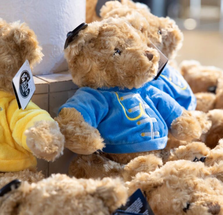 Teddy della gamma di souvenir e regali Fab4 Store al Beatles Story Museum di Liverpool