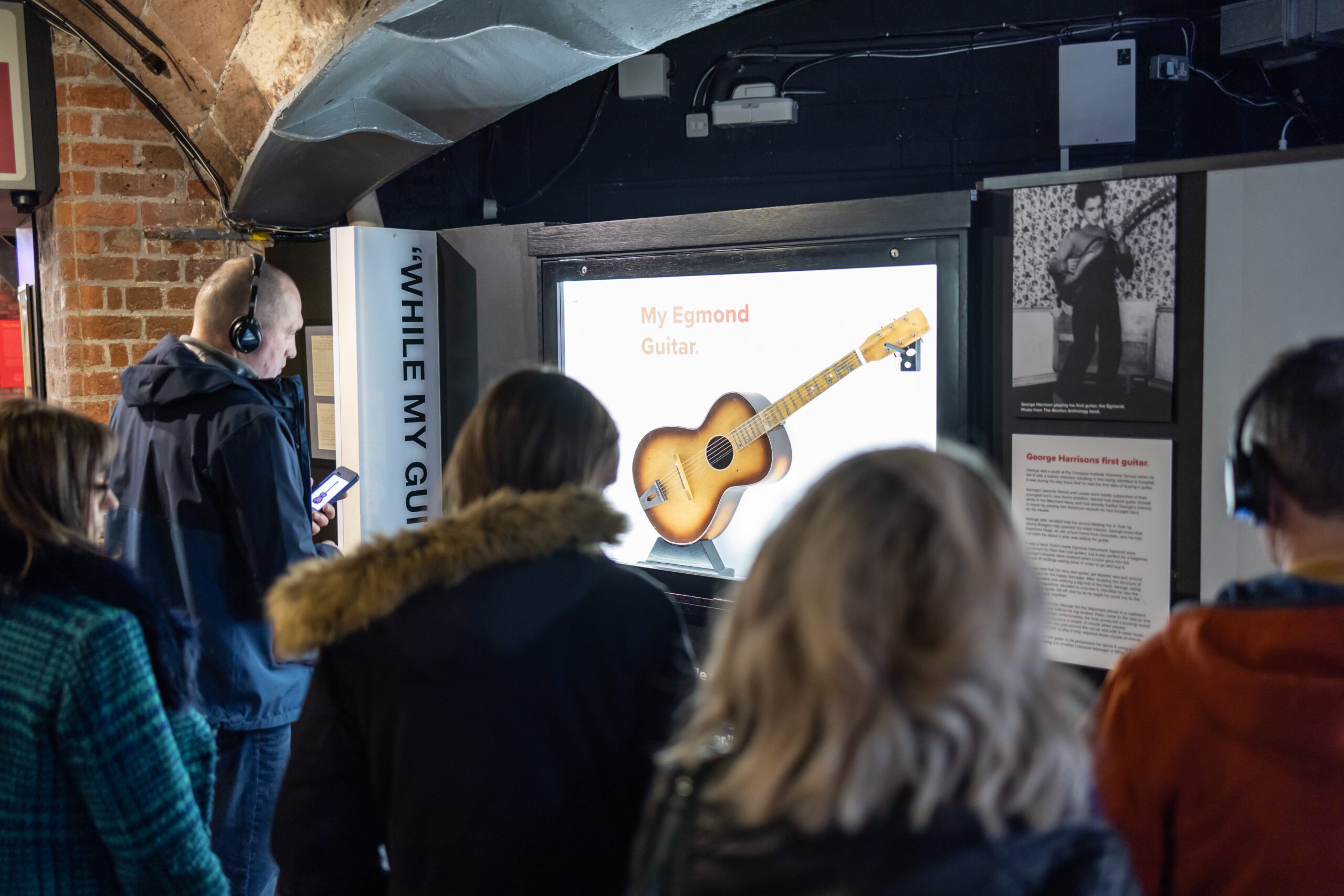 De eerste gitaar van George Harrison tentoongesteld in het Beatles Story Museum in Liverpool