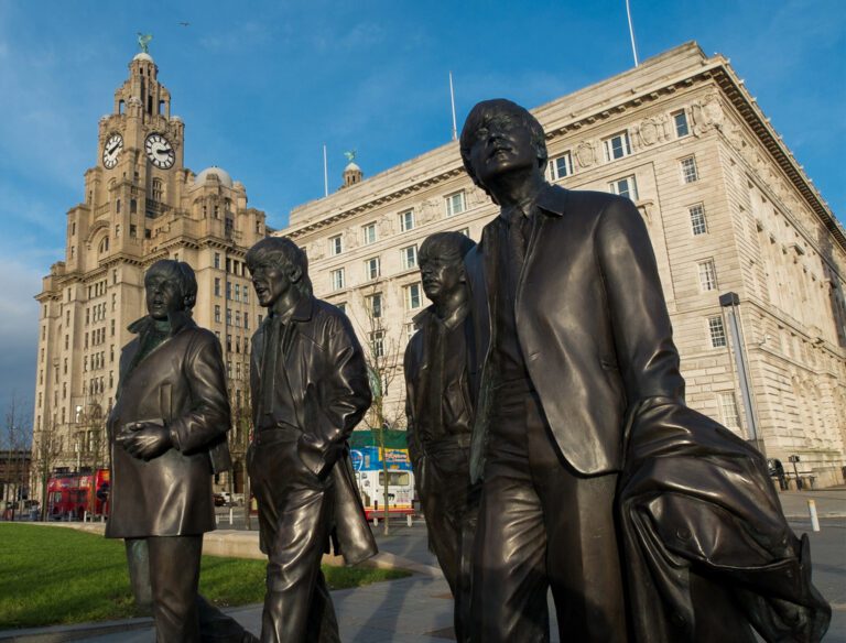 De Beatles-beelden aan de waterkant voor de Liver Buildings in Liverpool