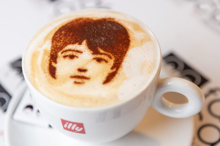 Caffè del Fab4 Cafe che mostra il volto di Paul