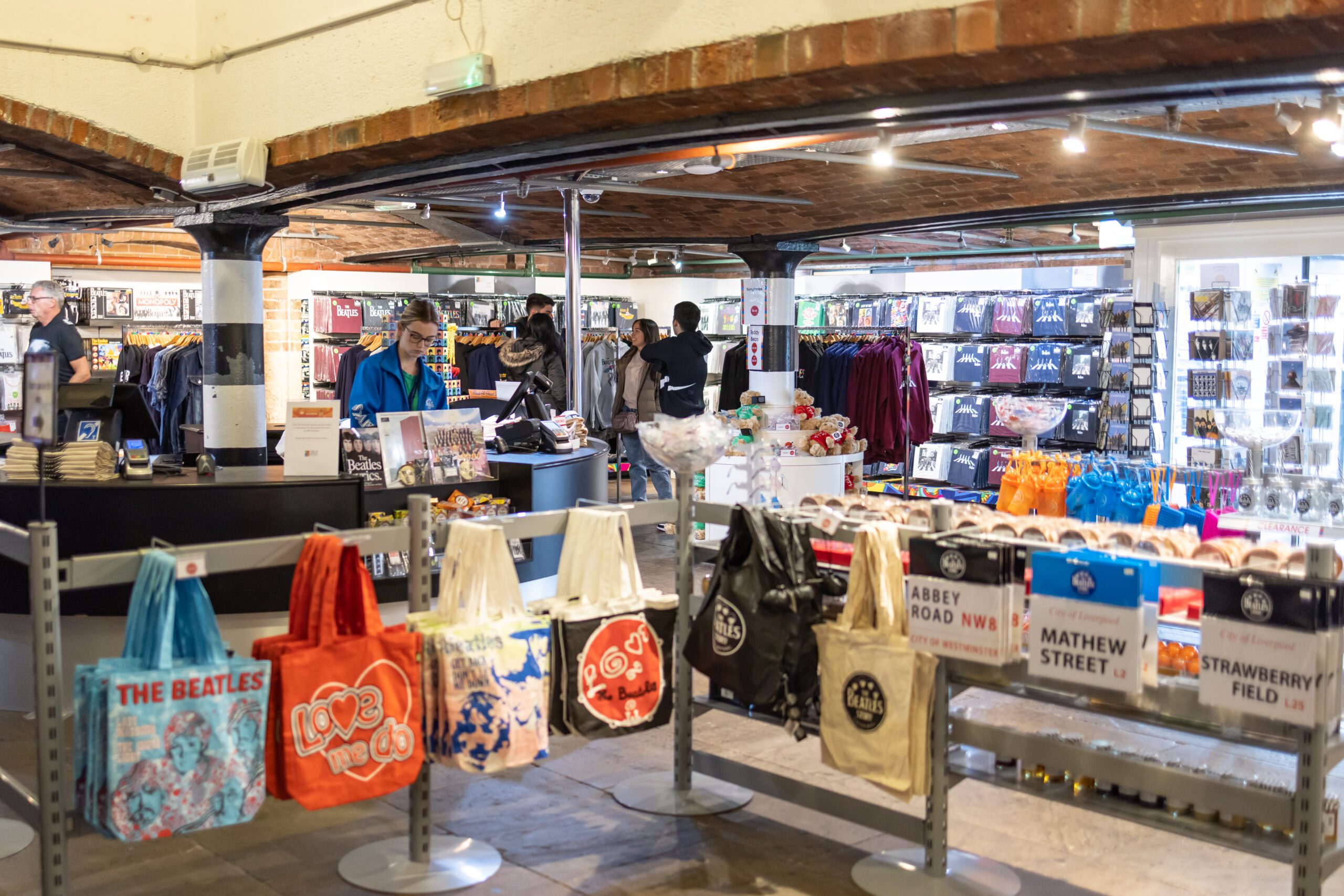 Fab4 Store in The Beatles Story met cadeaus en souvenirs