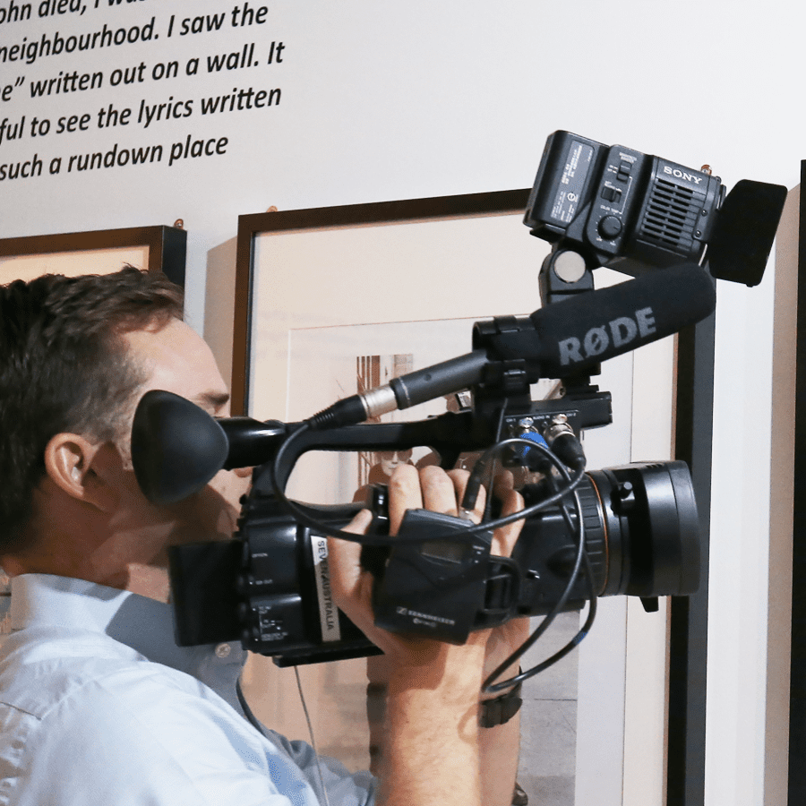 Cameraman maakt videobeelden in het Beatles Story Museum