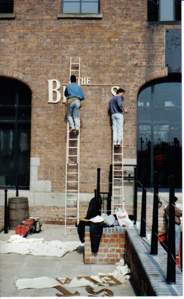 BORD WORDT BUITEN The Beatles Story GEPLAATST toen het voor het eerst werd geopend