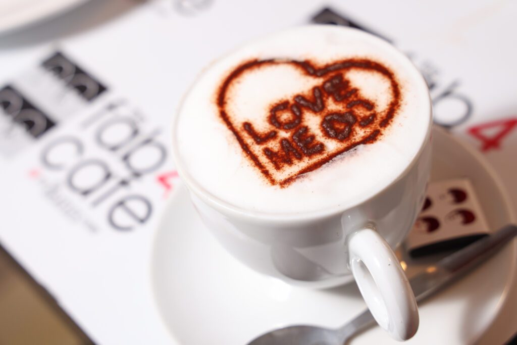 Love Me Do-koffie in het Fab4 Cafe in het Beatles Story Museum Liverpool