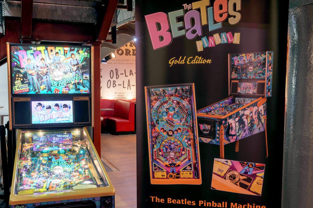 Máquina de pinball de la cafetería fab4