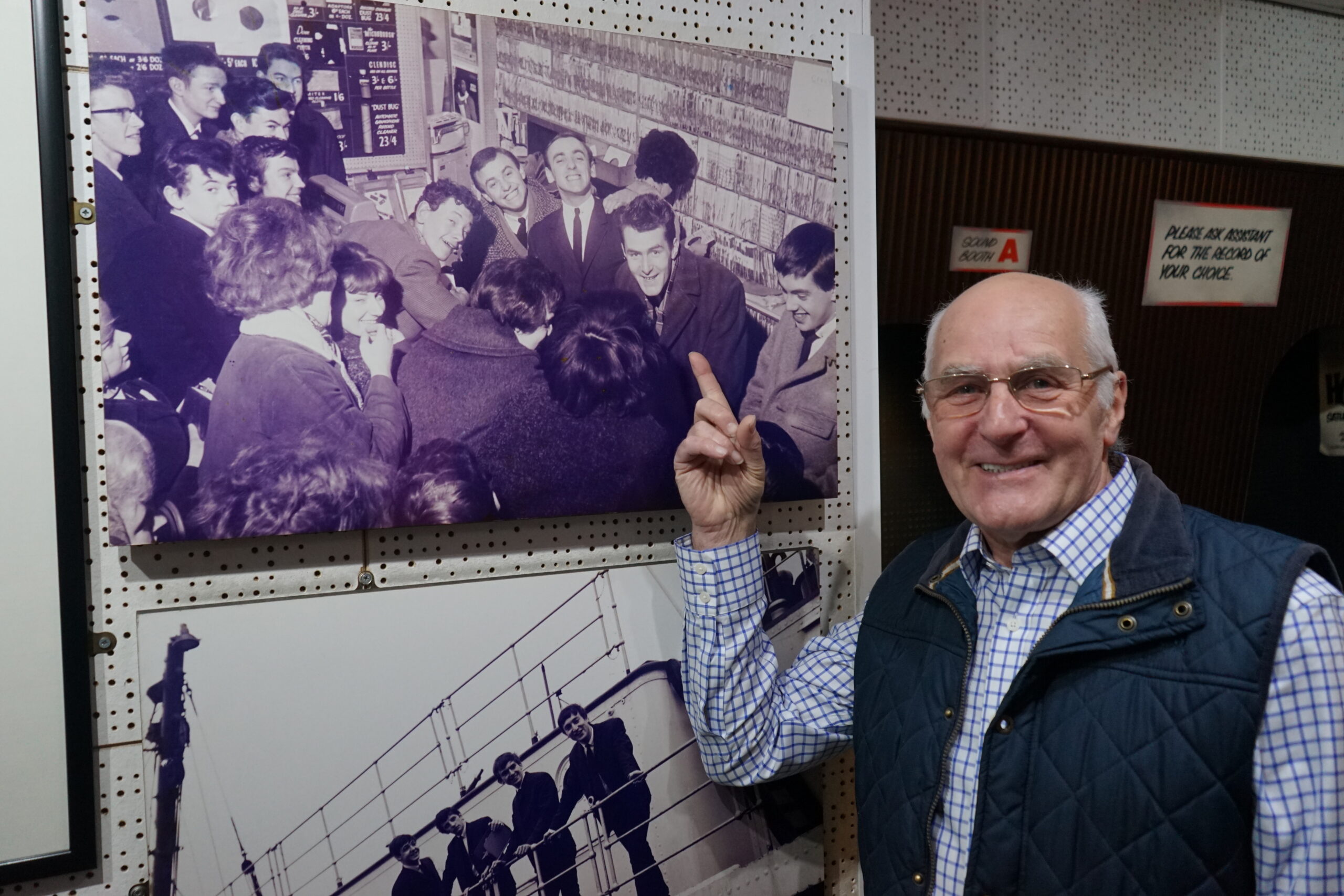 Les spots himself in a photograph.