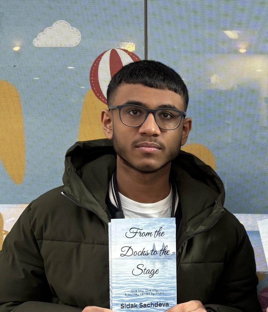 Sidak Sachdeva con su libro De los muelles al escenario.
