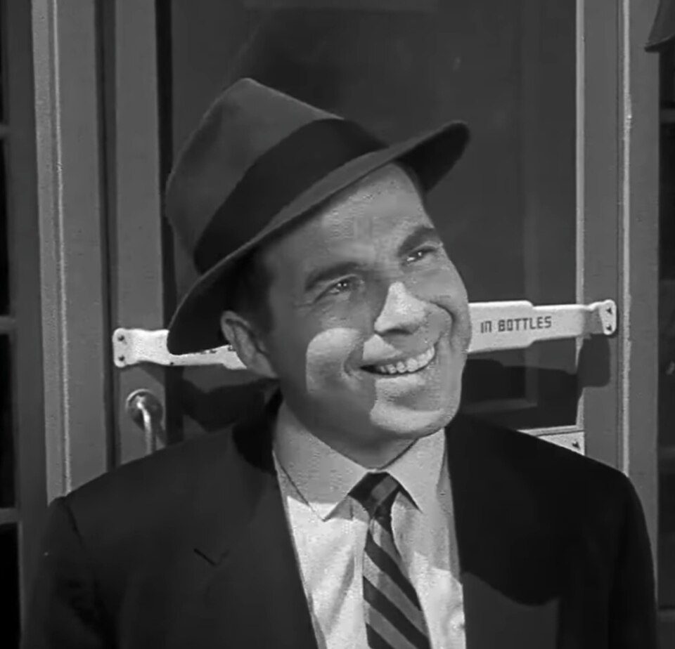 El actor Paul Frees, quien prestó su voz a John y George en la serie animada de los Beatles, tuvo una brillante carrera como actor de televisión y de doblaje, siendo conocido por muchos como "El hombre de las mil voces".