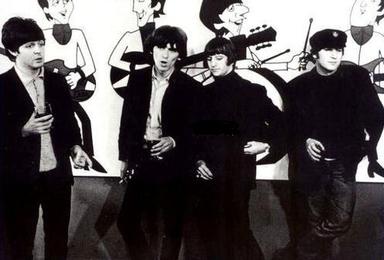 Los Fab Four posan junto a sus nuevas versiones animadas en Londres el 11 de noviembre de 1964.