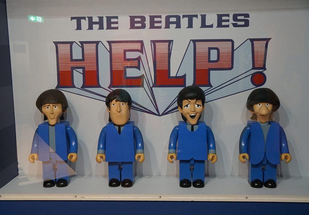 La Zona de Descubrimiento de la Historia de los Beatles alberga estas llamativas figuras Kubrick de los Beatles, creadas por la compañía de juguetes japonesa MediCom Toy.